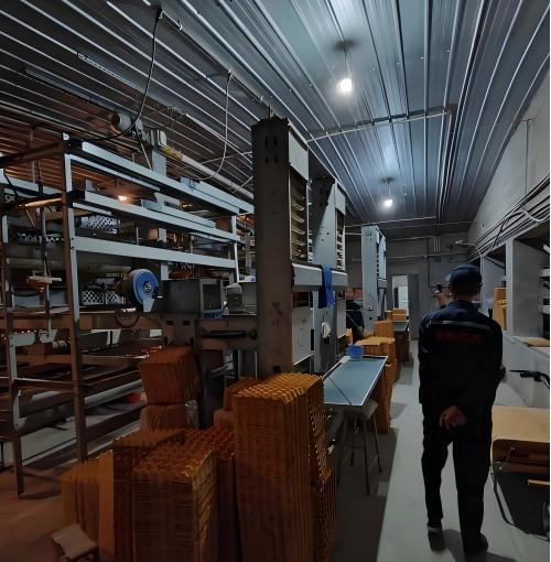 La fábrica suministra directamente a granjas de todo el mundo jaulas de bienestar y equipos europeos para gallinas ponedoras, cubriendo los mercados de exportación de la Unión Europea, Asia, América y otras regiones, lo que hace que la compra de equipos y la actualización a gallineros sin jaulas sean más eficientes y conformes a la normativa.﻿