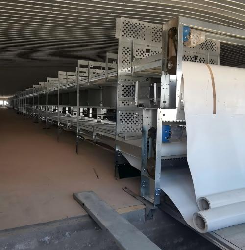 Sistema de jaulas de bienestar: diseño de jaulas para ponedoras acorde con las tendencias europeas de bienestar, que aumenta el espacio de movimiento e incorpora perchas y nidales para mejorar la salud del lote y la imagen del huevo.