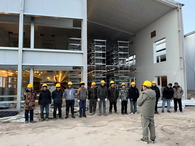 Sistema de jaulas de bienestar: diseño de jaulas para ponedoras acorde con las tendencias europeas de bienestar, que aumenta el espacio de movimiento e incorpora perchas y nidales para mejorar la salud del lote y la imagen del huevo.