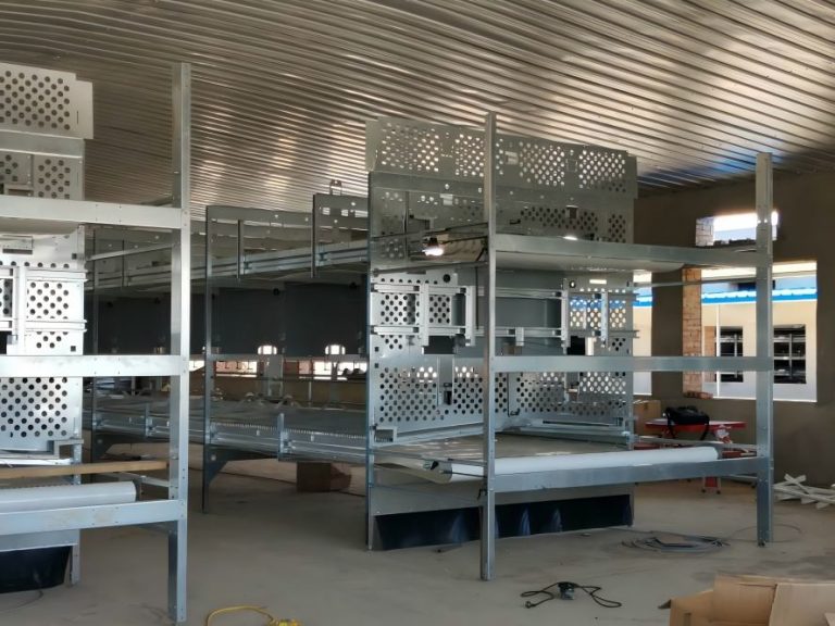 Sistema de jaulas de bienestar: diseño de jaulas para ponedoras acorde con las tendencias europeas de bienestar, que aumenta el espacio de movimiento e incorpora perchas y nidales para mejorar la salud del lote y la imagen del huevo.