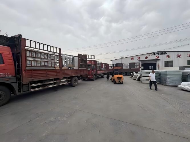 Sistema de jaulas de bienestar: diseño de jaulas para ponedoras acorde con las tendencias europeas de bienestar, que aumenta el espacio de movimiento e incorpora perchas y nidales para mejorar la salud del lote y la imagen del huevo.